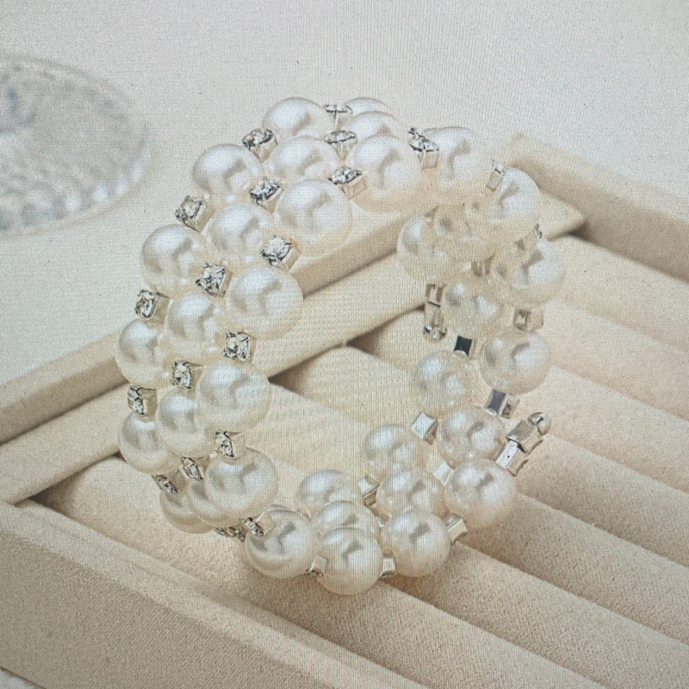 Elegant White Pearl and Silver Crystal Stretch Bracelet - Picture 2 of 2